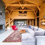 Mountain Hawk Park Луксозна вила *