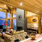 Луксозна вила Mountain Hawk Park *