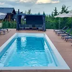 Mountain Hawk Park Луксозна вила *